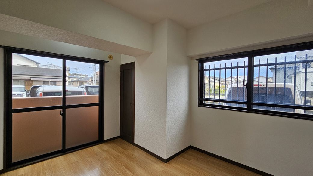 二方向に窓のある洋室。寝室や仕事部屋など、独立した時間を過ごせる一室です。