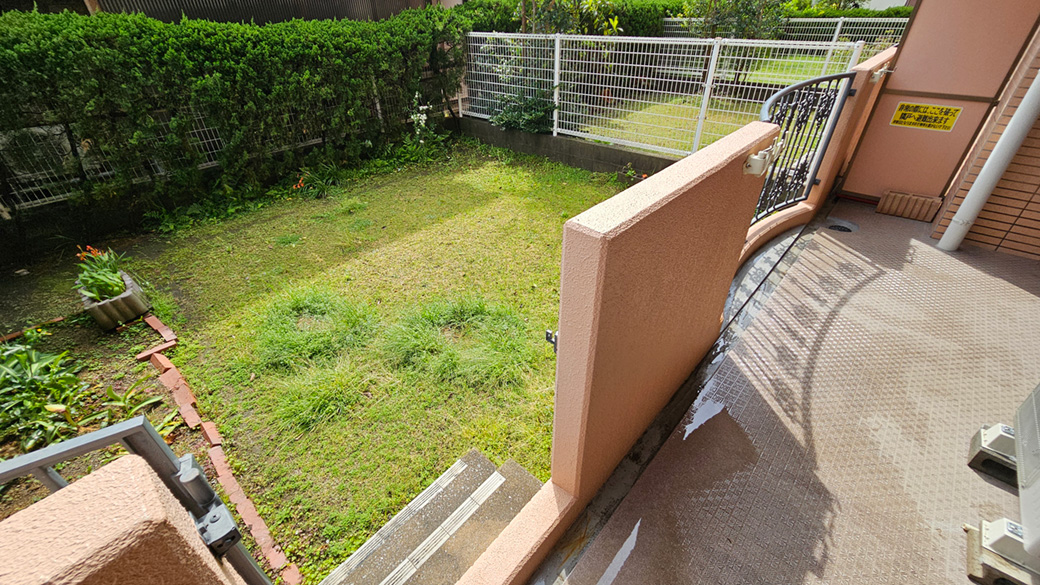 芝生と植栽のある専用庭。窓の外に緑があり、室内から気軽に外へ意識が向きます。