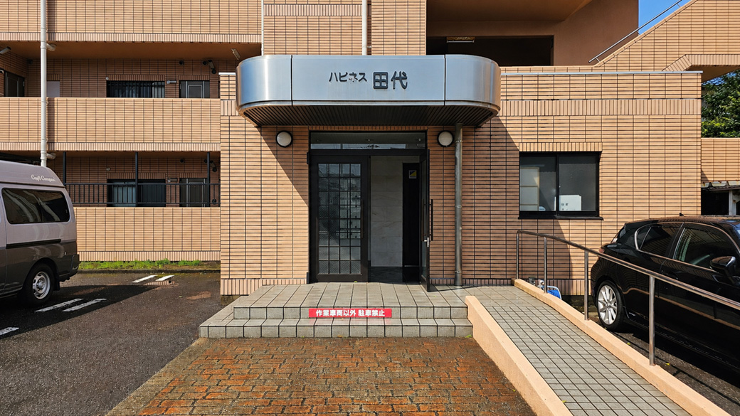 エントランス脇にはスロープを確認。荷物の多い日にも使いやすい共用動線です。