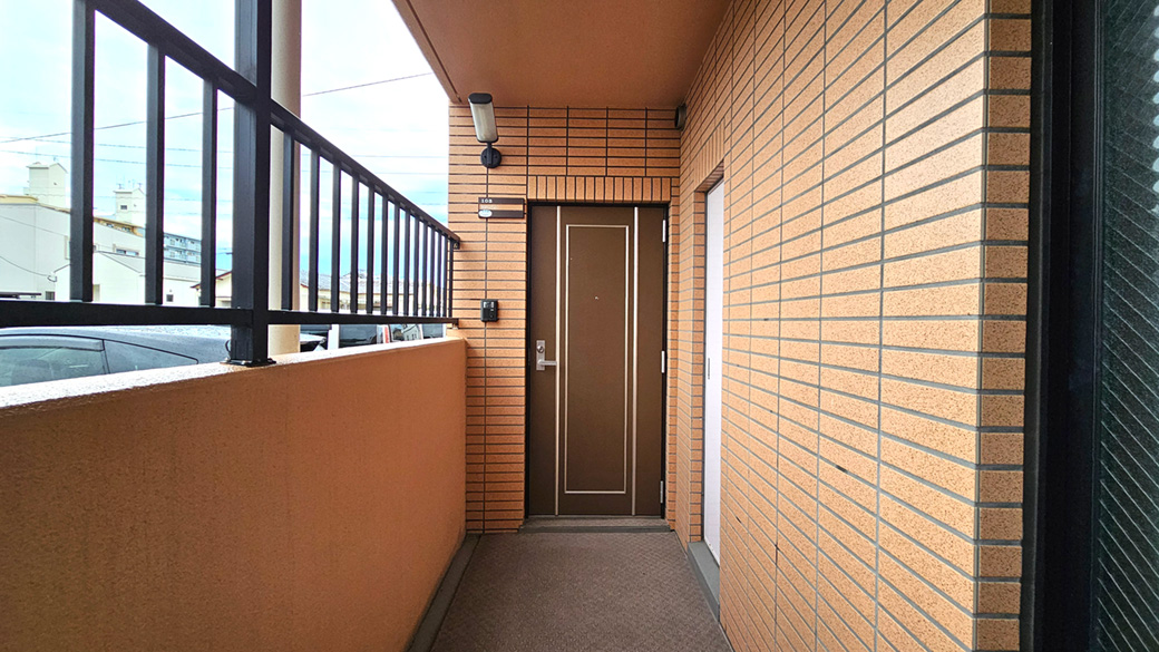 1階の共用廊下から住戸へ。上階への昇降を必要としにくい日常動線です。