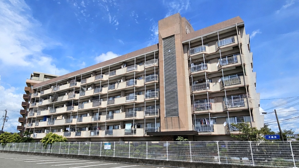 建物外観と周辺との距離感が分かり、現地での暮らしを思い描きやすい一枚です。