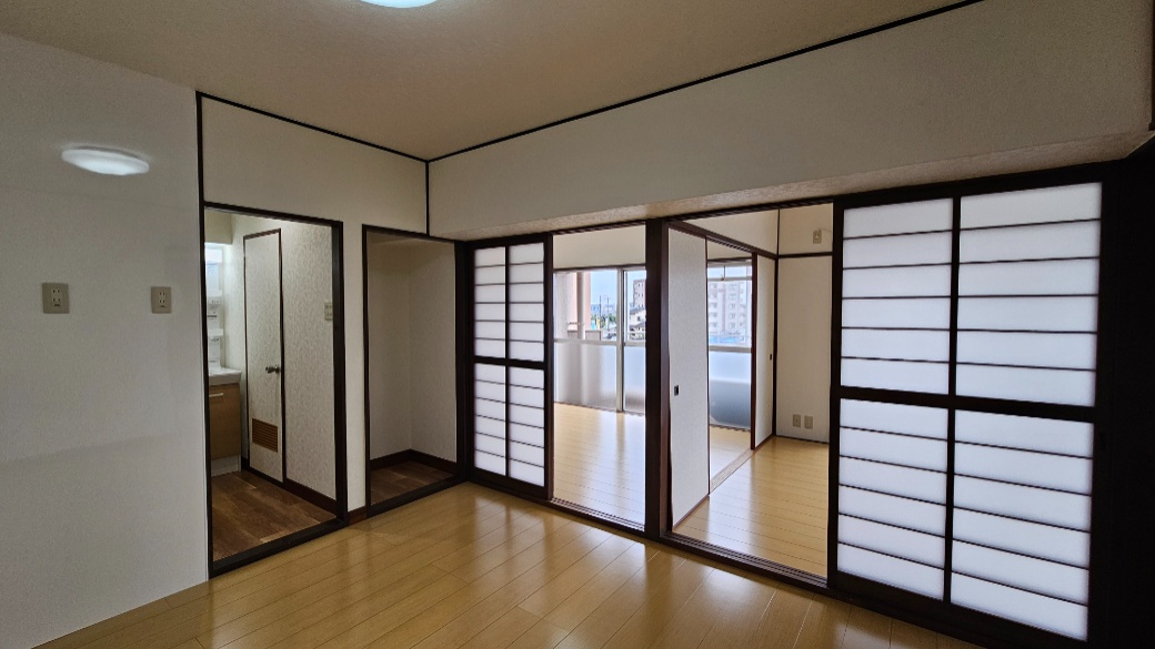 引き戸の先に南側の居室が続き、開け閉めで空間の使い方を変えられます。