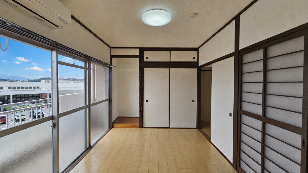床の間や障子調建具を残した洋室。既存の雰囲気を活かす楽しさがあります。