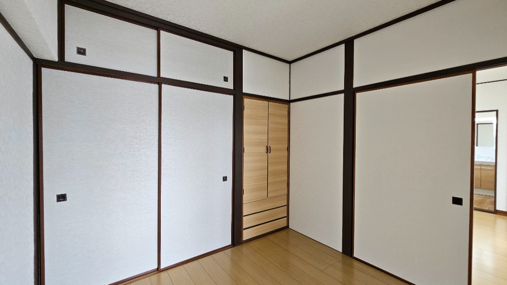 押入と物入がまとまり、家具を増やしすぎず居室を使いやすくできます。