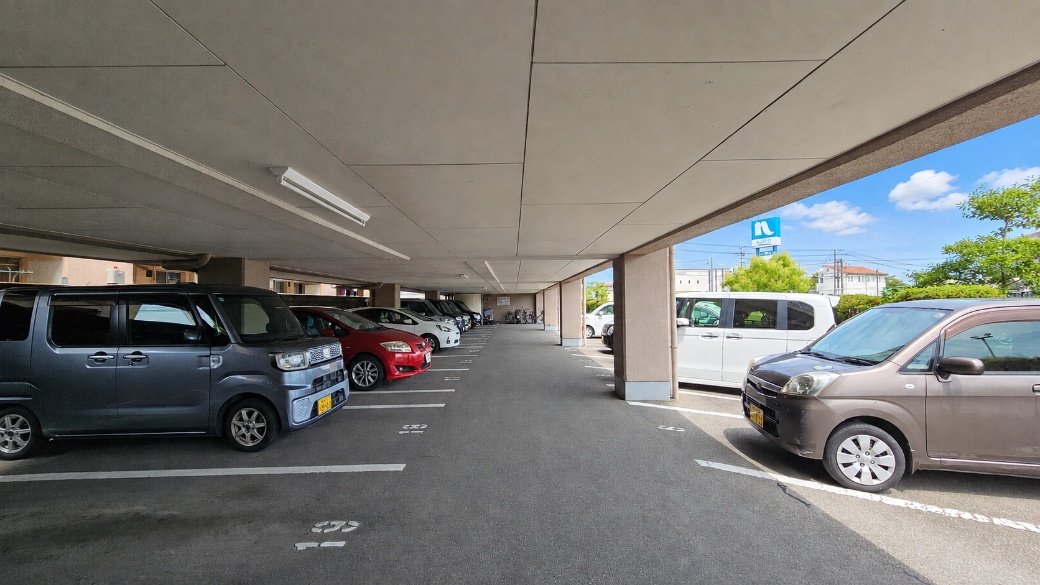 建物下の駐車スペースの様子。共用部分の使われ方を知る参考写真です。